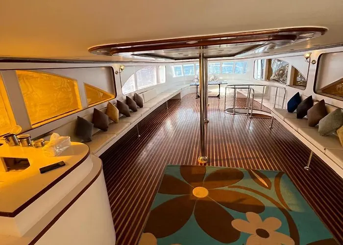 Dolphin House Botel